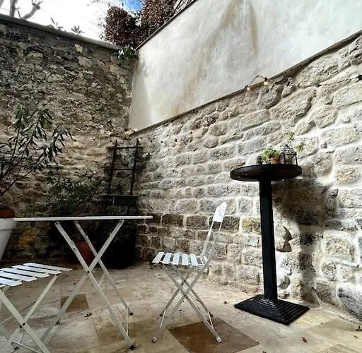 Grand Triplex Calme Avec Cour Privee