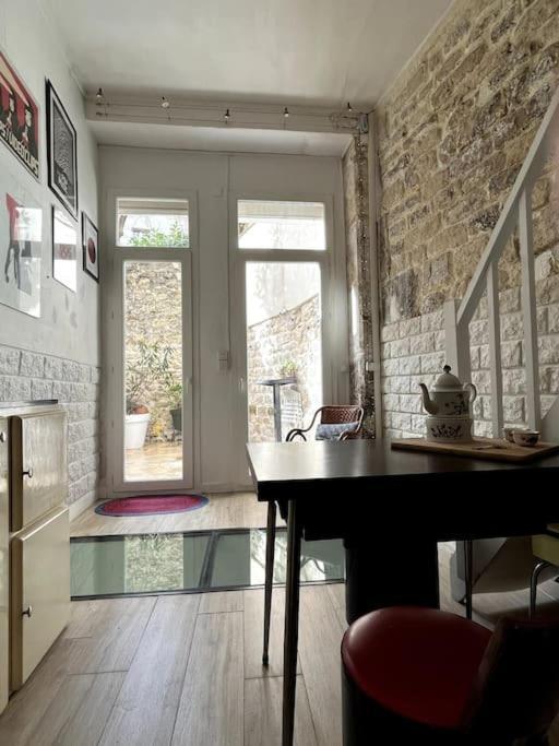 Appartement Grand Triplex Calme Avec Cour Privee Parijs